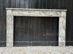 Cheminée Louis XVI en marbre gris des Ardennes, fin XVIIIème siècle