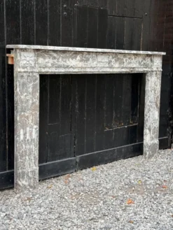 Cheminée Louis XVI en marbre gris des Ardennes, fin XVIIIème siècle