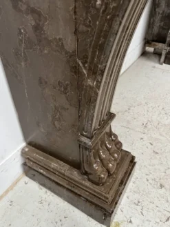 Cheminée Napoléon III a pieds griffes en marbre moucheté XIX siècle