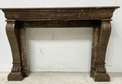 Cheminée Napoléon III a pieds griffes en marbre moucheté XIX siècle
