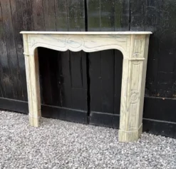 Cheminée pompadour en marbre jaune pâle, vers 1900