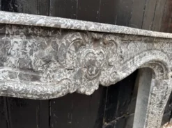 Cheminée Régence en marbre gris, Sainte-Anne, XVIIIe siècle