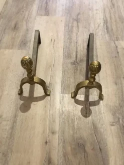 Chenets de cheminée néoclassique pomme de pin bronze