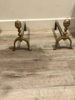 Chenets de cheminée néoclassique pomme de pin bronze