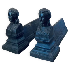 Chenets en fonte de fer époque XIXe à l’effigie de Marie Antoinette