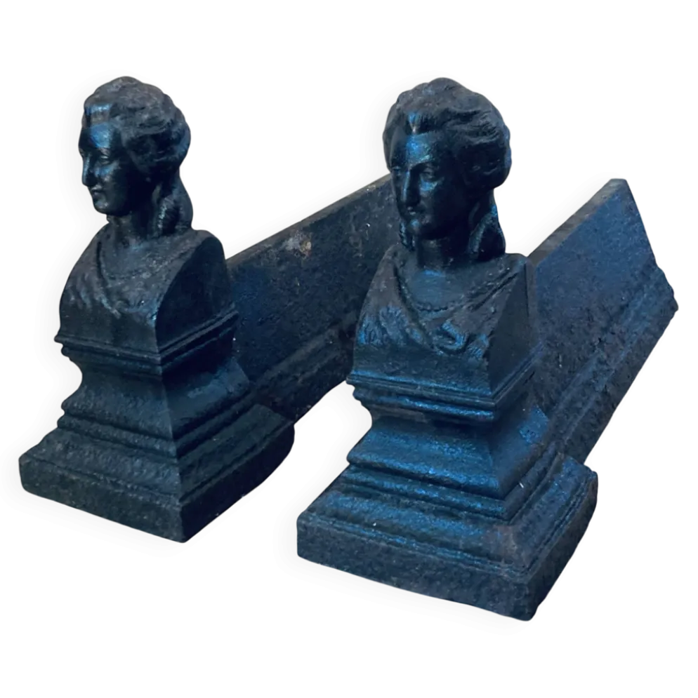 Chenets en fonte de fer époque XIXe à l’effigie de Marie Antoinette
