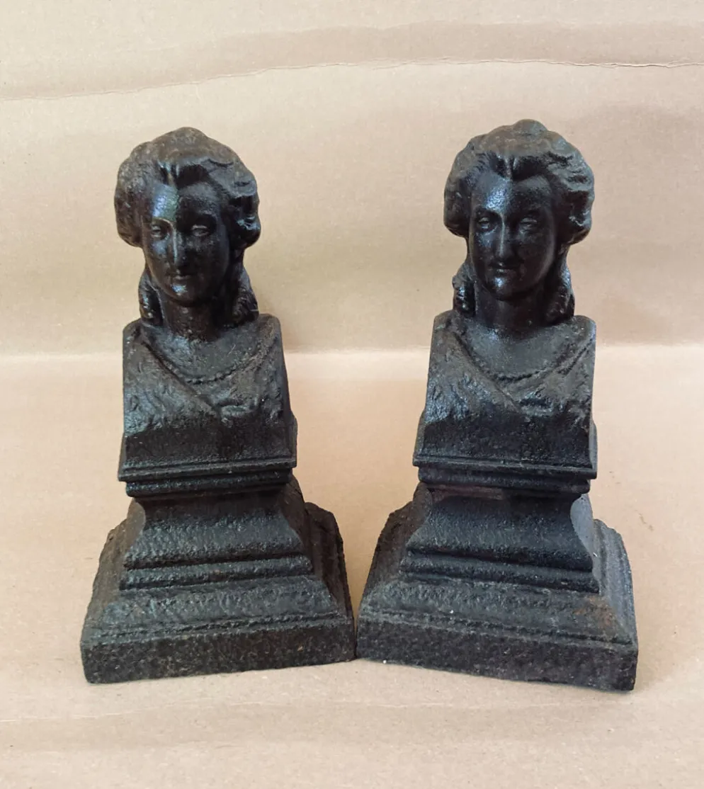 Chenets en fonte de fer époque XIXe à l’effigie de Marie Antoinette