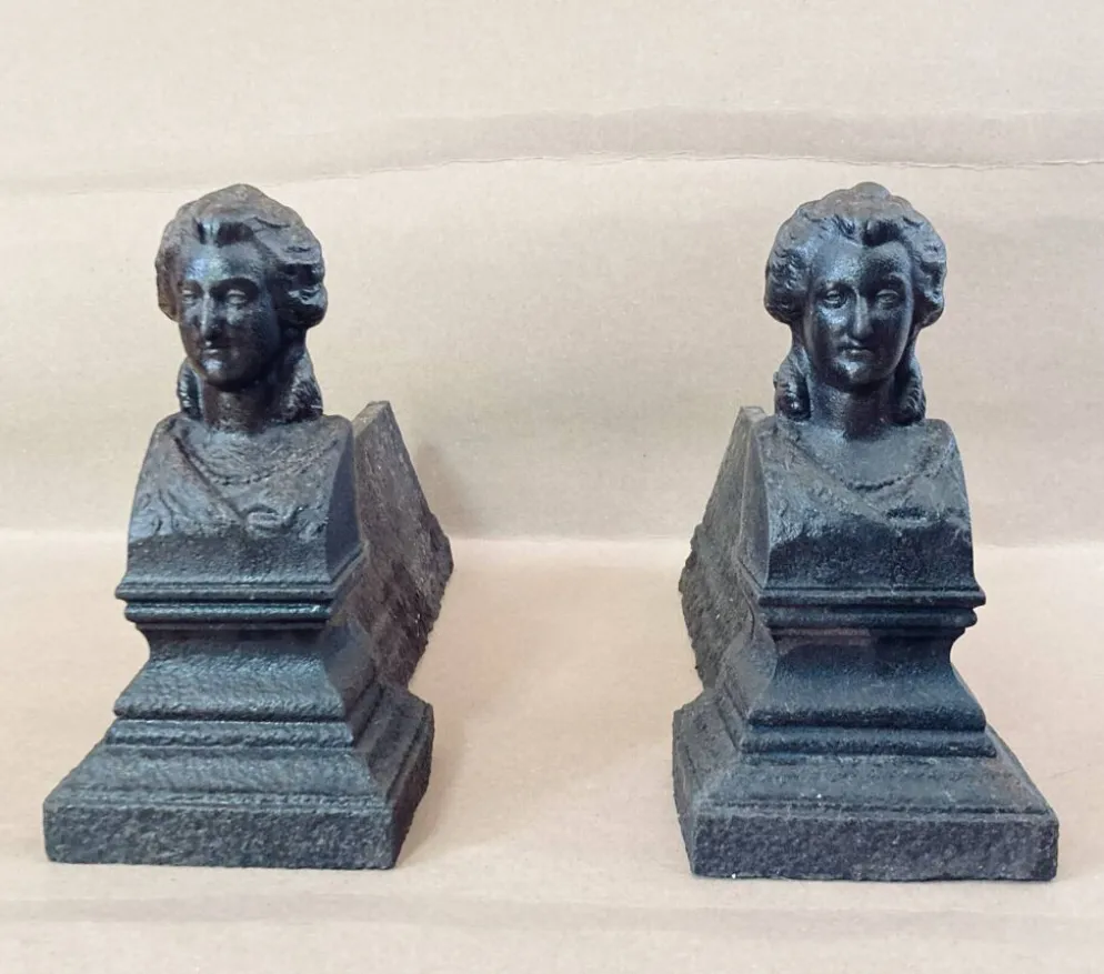 Chenets en fonte de fer époque XIXe à l’effigie de Marie Antoinette