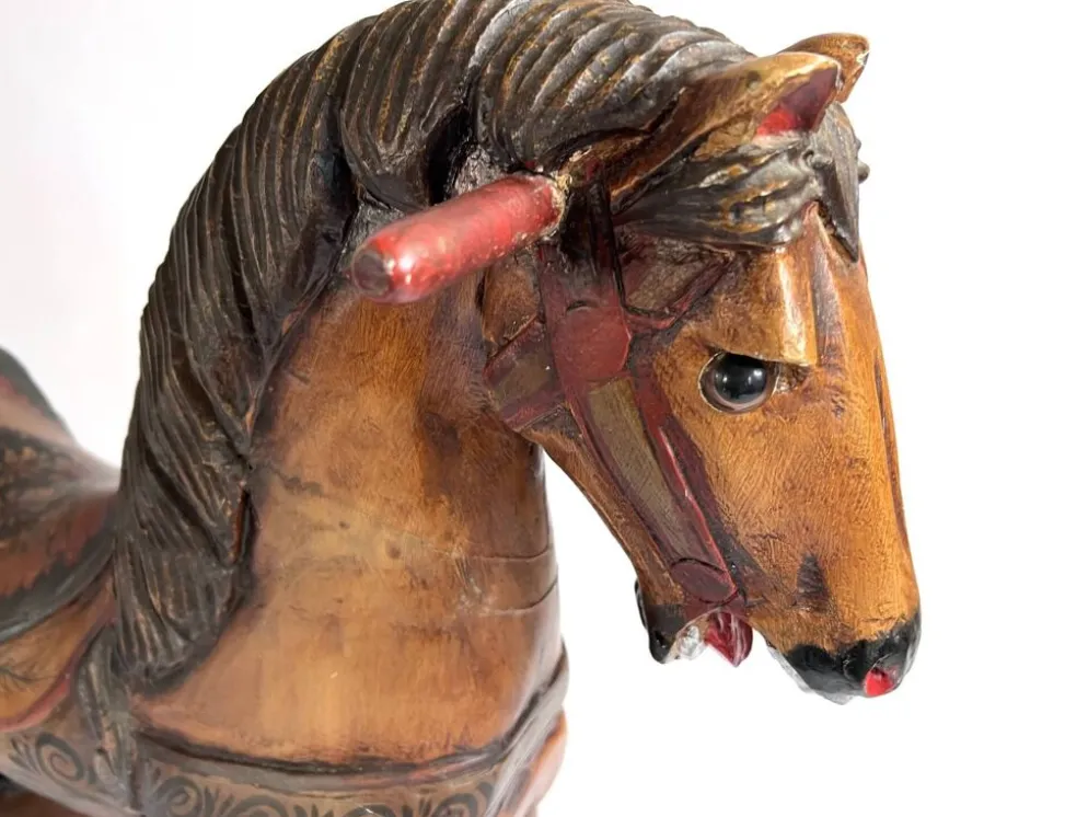 Cheval à bascule ancien en bois peint – Grand modèle décoratif sur roulette