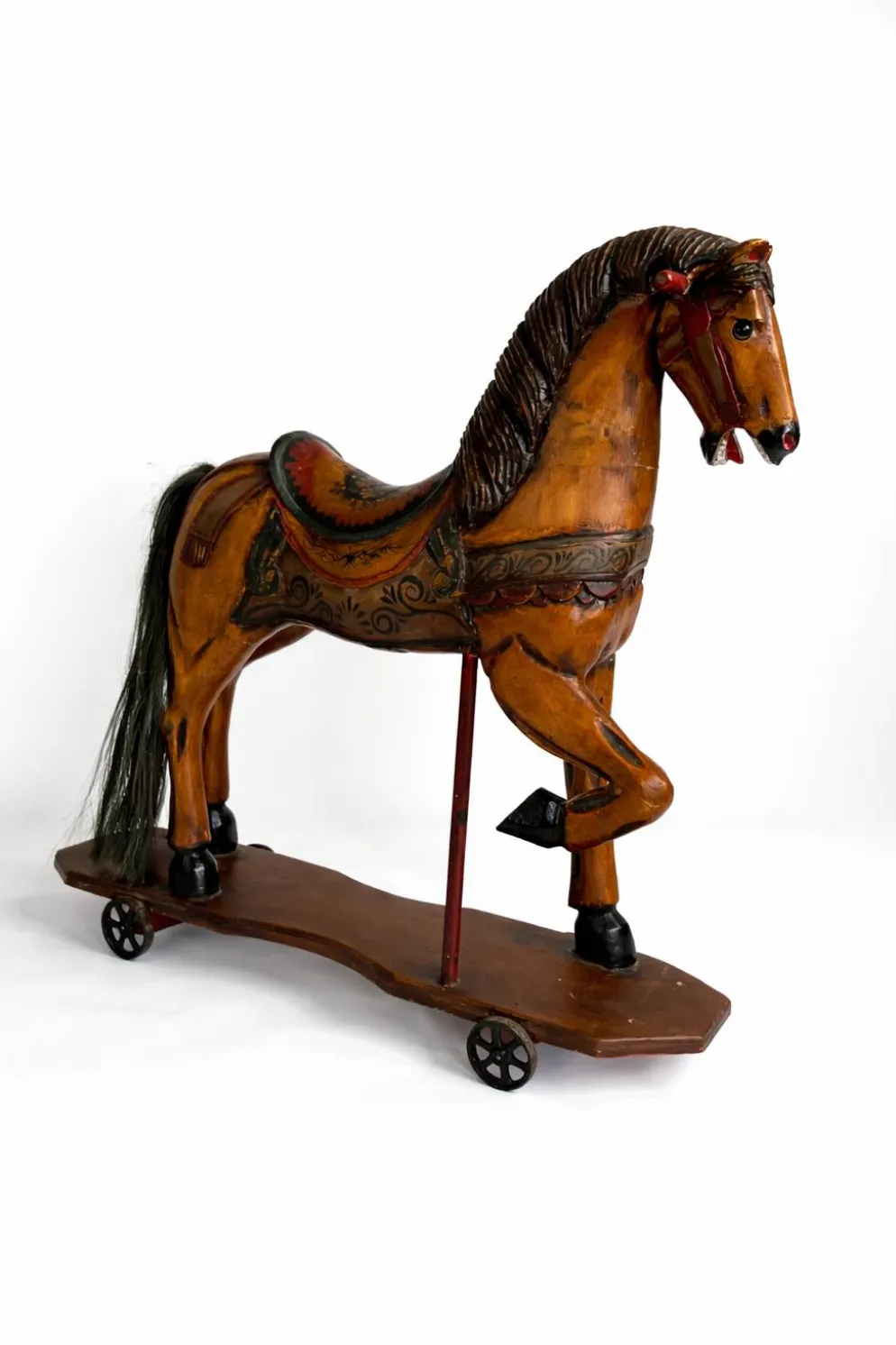 Cheval à bascule ancien en bois peint – Grand modèle décoratif sur roulette