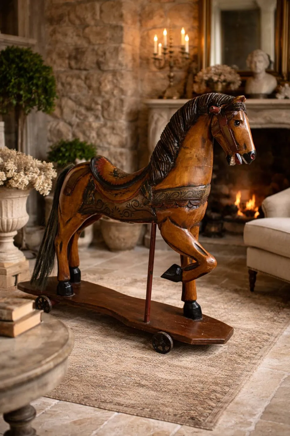 Cheval à bascule ancien en bois peint – Grand modèle décoratif sur roulette
