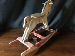 Cheval à bascule avec roulettes