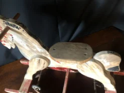 Cheval à bascule avec roulettes