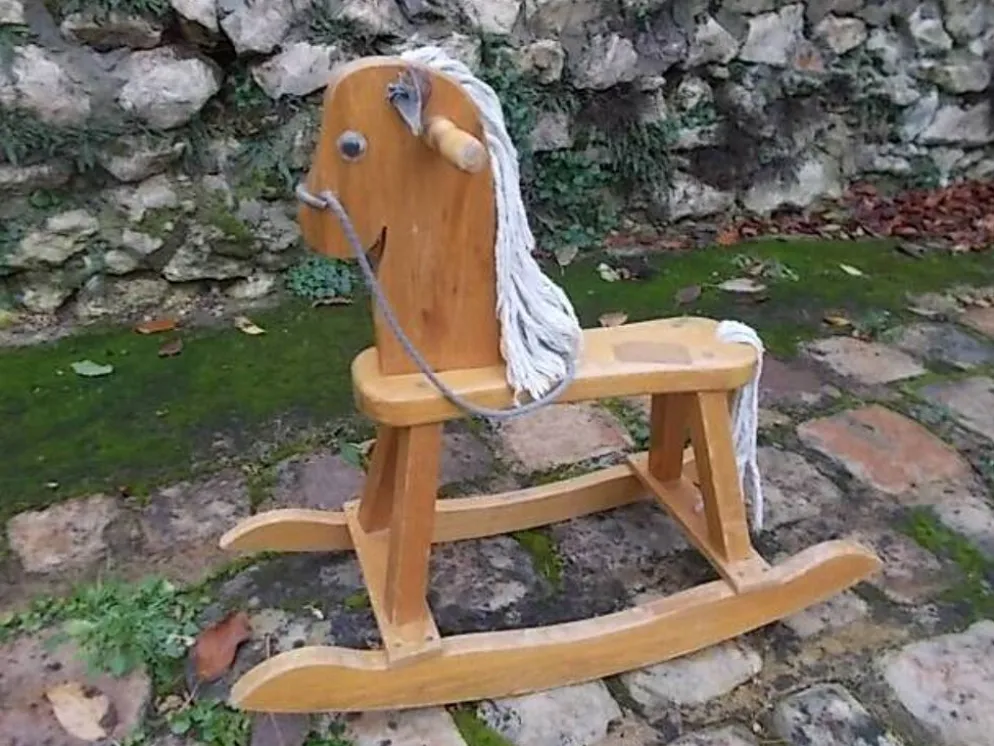Cheval à bascule en bois