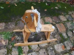 Cheval à bascule en bois