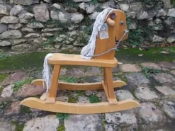 Cheval à bascule en bois