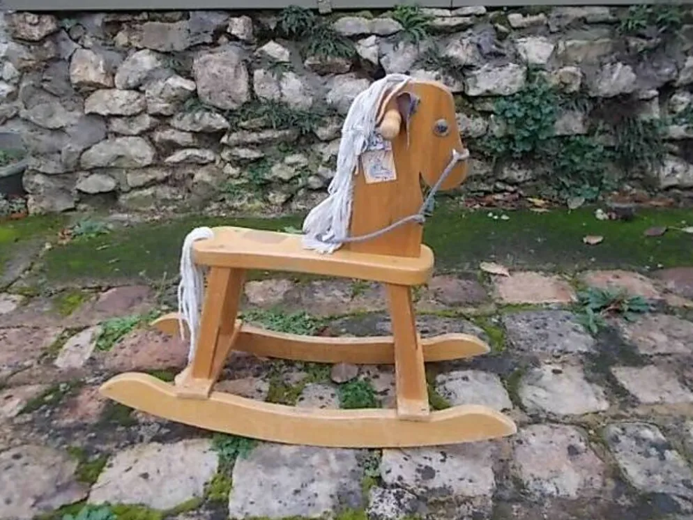 Cheval à bascule en bois