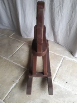 Cheval à bascule en bois