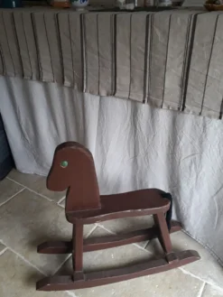 Cheval à bascule en bois
