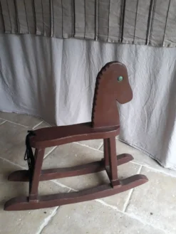 Cheval à bascule en bois