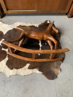 Cheval à bascule en bois