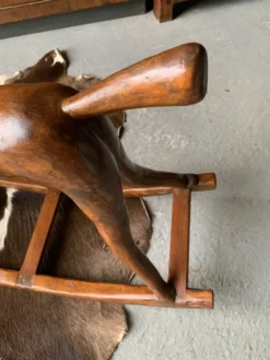 Cheval à bascule en bois