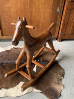 Cheval à bascule en bois