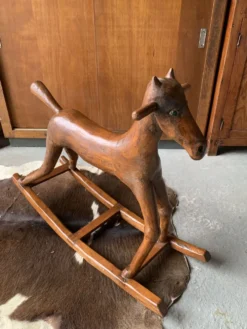 Cheval à bascule en bois