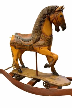 Cheval à bascule en bois ancien avec peinture d'origine, sculpté à la main.