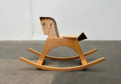 Cheval à bascule en bois du milieu du siècle, années 1960