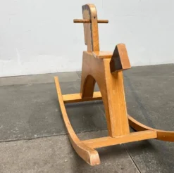 Cheval à bascule en bois du milieu du siècle, années 1960