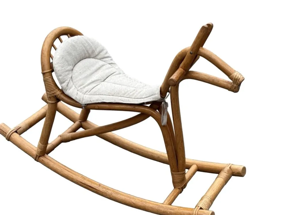 Cheval à bascule en rotin vintage pour un design de nursery des années 1960.