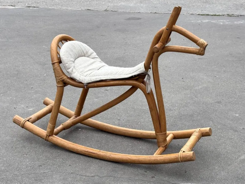 Cheval à bascule en rotin vintage pour un design de nursery des années 1960.