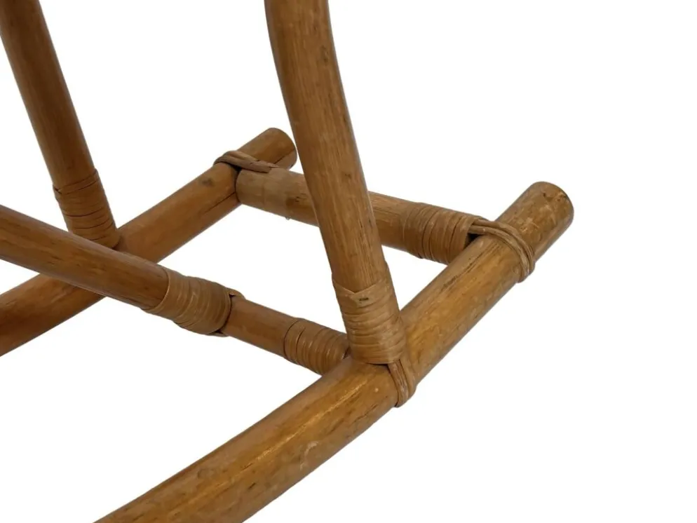 Cheval à bascule en rotin vintage pour un design de nursery des années 1960.