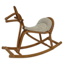 Cheval à bascule en rotin vintage pour un design de nursery des années 1960.