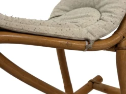 Cheval à bascule en rotin vintage pour un design de nursery des années 1960.