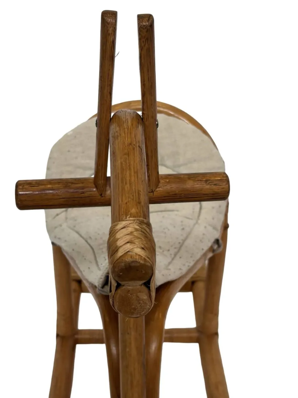 Cheval à bascule en rotin vintage pour un design de nursery des années 1960.