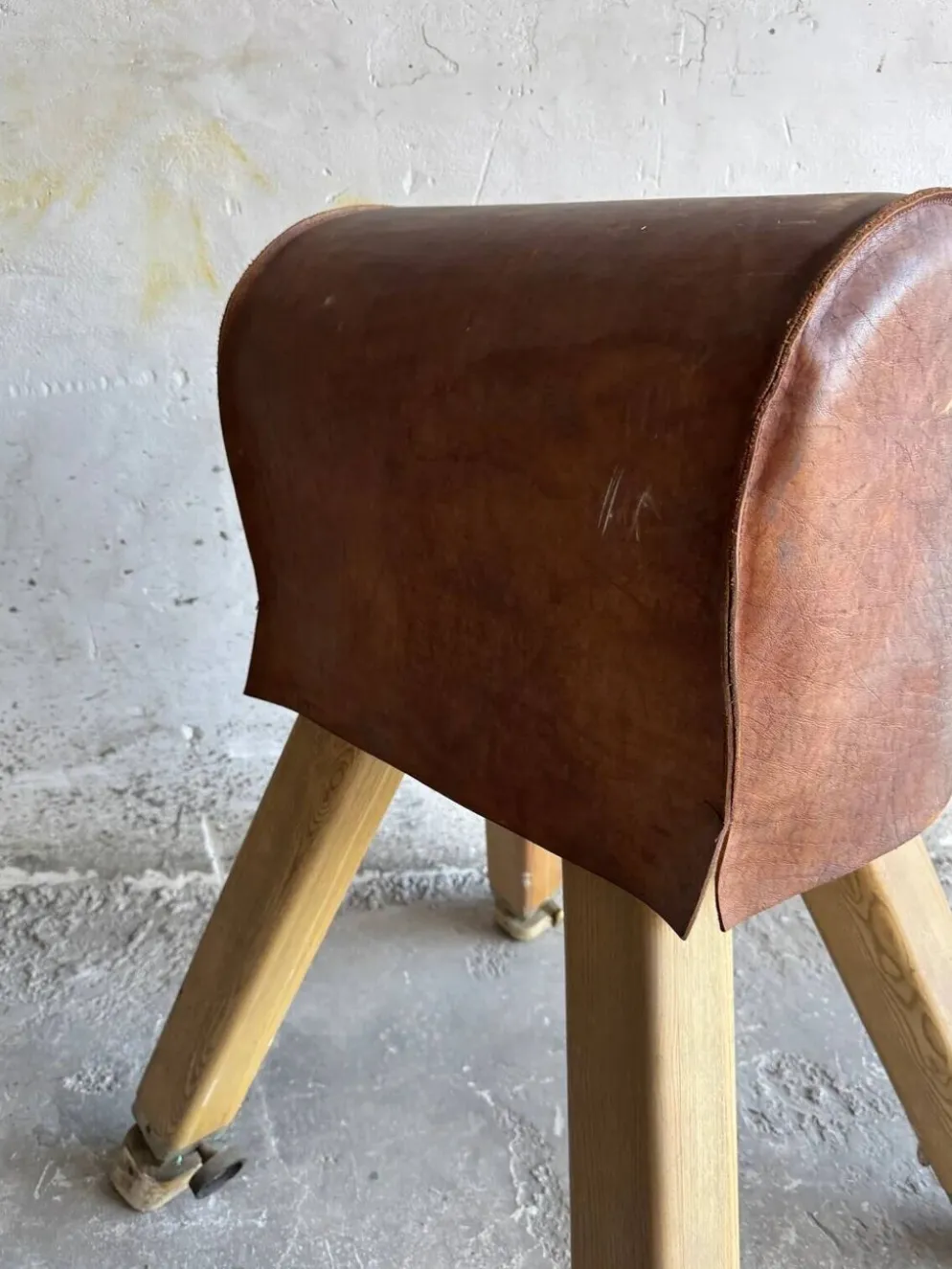 Cheval d'arçons belge vintage des années 1960 — coffre en cuir marron sur pieds en bois naturel