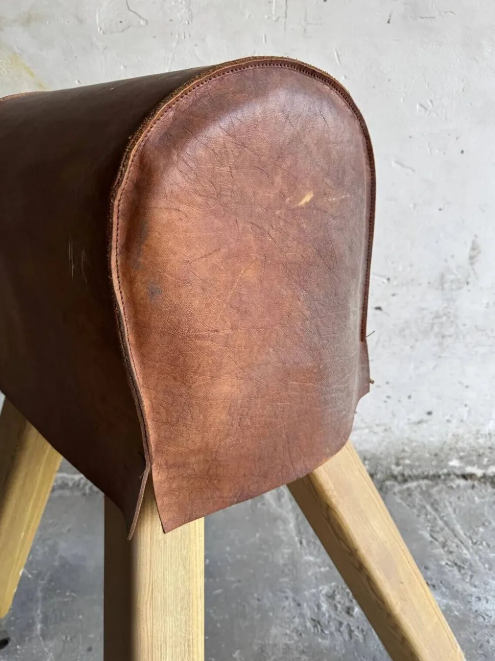 Cheval d'arçons belge vintage des années 1960 — coffre en cuir marron sur pieds en bois naturel