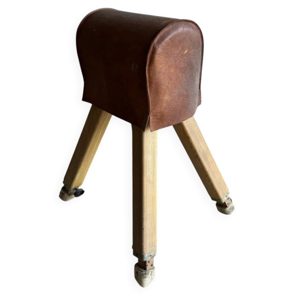 Cheval d'arçons belge vintage des années 1960 — coffre en cuir marron sur pieds en bois naturel