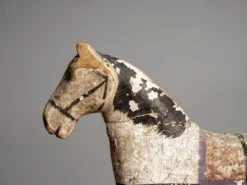 Cheval en bois ancien sur roues, début du 20e siècle