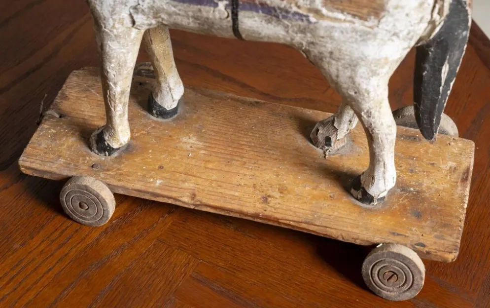 Cheval en bois ancien sur roues, début du 20e siècle