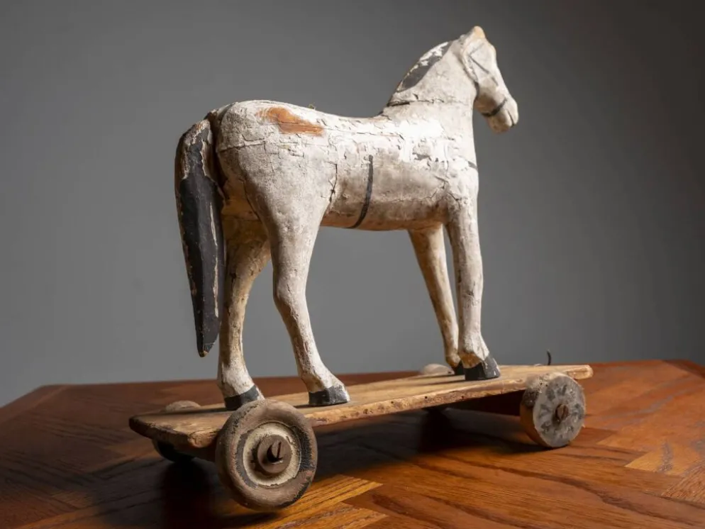 Cheval en bois ancien sur roues, début du 20e siècle