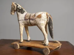 Cheval en bois ancien sur roues, début du 20e siècle