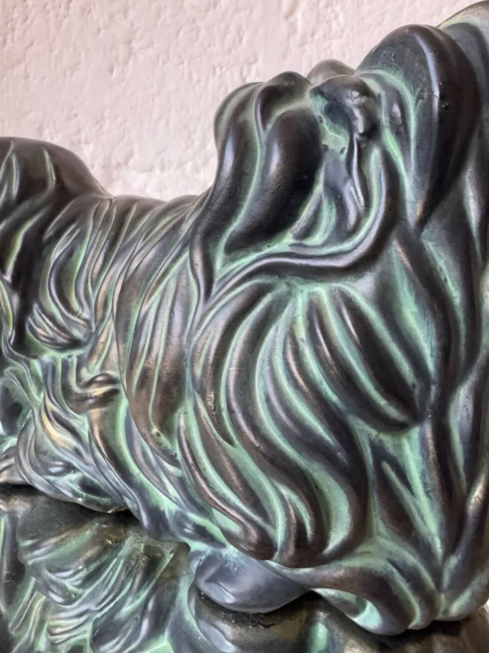 Chien pékinois céramique patine bronze années 60