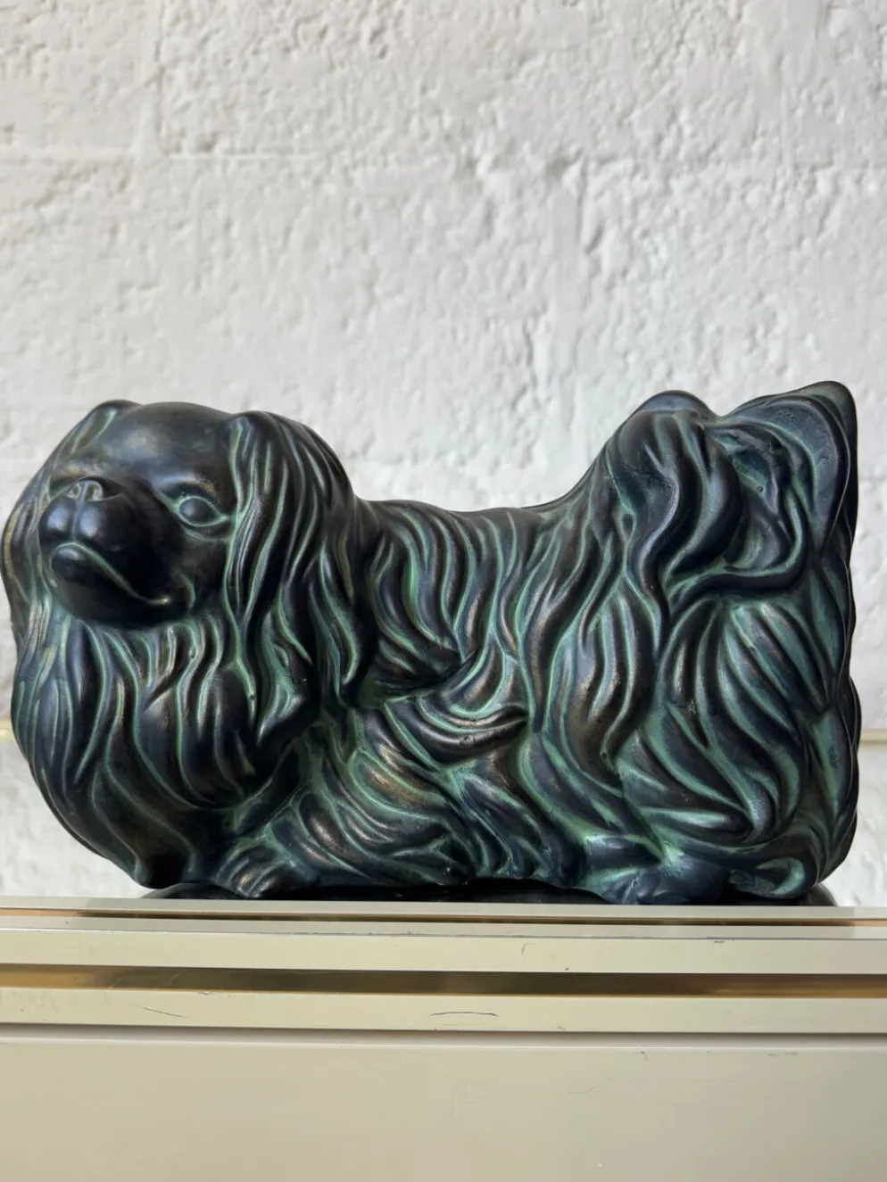 Chien pékinois céramique patine bronze années 60