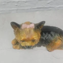 Chien Yorkshire allongé en céramique signé made in Italy