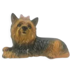 Chien Yorkshire allongé en céramique signé made in Italy