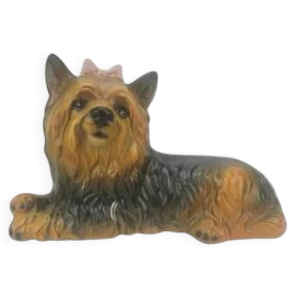 Chien Yorkshire allongé en céramique signé made in Italy