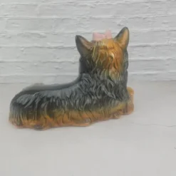 Chien Yorkshire allongé en céramique signé made in Italy